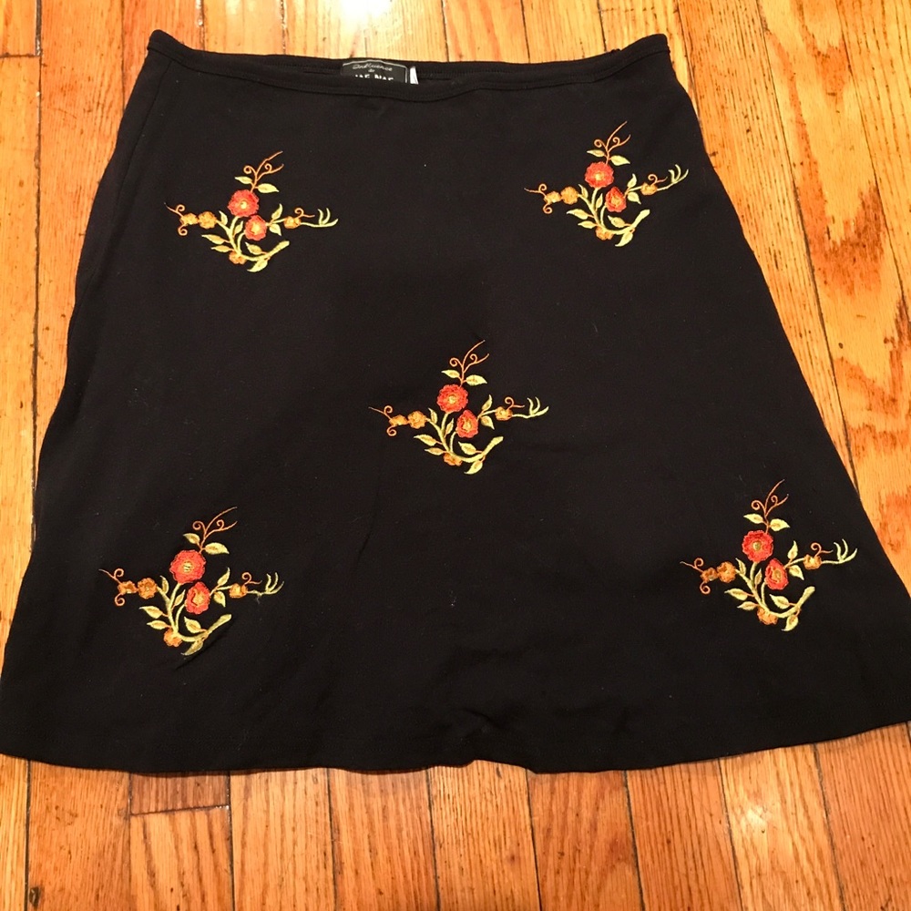 Short black mini skirt with embroidered flowers